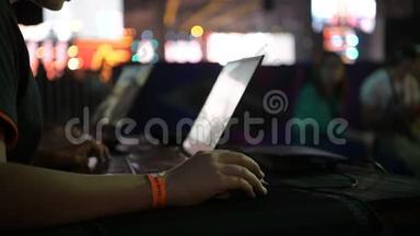 莫斯科-2019年12月23日：体育活动。 男玩家的特写镜头`他的手在电脑上玩电子竞技游戏